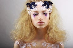 Fantasía. Retrato de rubio brillante con maquillaje inusual. Creatividad fotografía de archivo libre de regalías Fantasía. Retrato de rubio brillante con maquillaje inusual. Creatividad fotografía de archivo libre de regalías