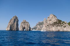 Faraglioni, gli arché naturali di Capri, Italia fotografie stock Faraglioni, gli arché naturali di Capri, Italia fotografie stock