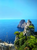 Faraglioni-Klippen auf der Insel von Capri im Mittelmeer stockbild Faraglioni-Klippen auf der Insel von Capri im Mittelmeer stockbild