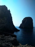 Faraglioni-Klippen auf der Insel von Capri im Mittelmeer stockbild Faraglioni-Klippen auf der Insel von Capri im Mittelmeer stockbild