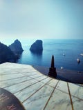 Faraglioni-Klippen auf der Insel von Capri im Mittelmeer lizenzfreie stockbilder Faraglioni-Klippen auf der Insel von Capri im Mittelmeer lizenzfreie stockbilder