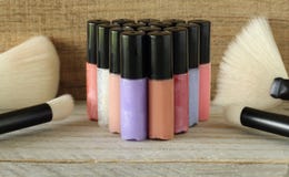 Farbige Lipgloss- und Make-upb?rsten stockfoto Farbige Lipgloss- und Make-upb?rsten stockfoto