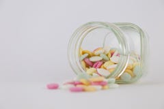 Farbige Zuckerbonbonrose weiß mit Glas lizenzfreie stockfotos Farbige Zuckerbonbonrose weiß mit Glas lizenzfreie stockfotos