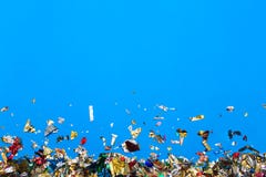 Farbiges Konfettifliegen auf blauem Hintergrund stockbild Farbiges Konfettifliegen auf blauem Hintergrund stockbild