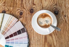 Farbpalette und Kaffeetasse lizenzfreie stockfotos Farbpalette und Kaffeetasse lizenzfreie stockfotos