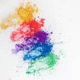 Fards ? paupi?res lumineux dans diff?rentes couleurs de l'arc-en-ciel, dispers?es sur un fond blanc images stock Fards ? paupi?res lumineux dans diff?rentes couleurs de l'arc-en-ciel, dispers?es sur un fond blanc images stock