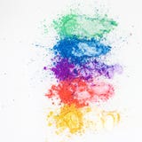 Fards ? paupi?res lumineux dans diff?rentes couleurs de l'arc-en-ciel, dispers?es sur un fond blanc images stock Fards ? paupi?res lumineux dans diff?rentes couleurs de l'arc-en-ciel, dispers?es sur un fond blanc images stock