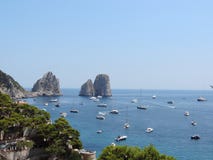 Farglioni en la isla de Capri, Italia imágenes de archivo libres de regalías Farglioni en la isla de Capri, Italia imágenes de archivo libres de regalías