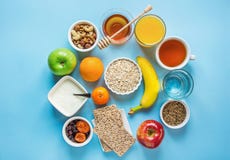 Farina d'avena sana Honey Fruits Apples Banana Orange Juice Water Green Tea Nuts di digestione di fonti della fibra della prima c Immagini Stock Farina d'avena sana Honey Fruits Apples Banana Orange Juice Water Green Tea Nuts di digestione di fonti della fibra della prima c Immagini Stock