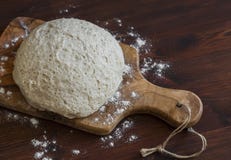 Farina integrale la pasta su un bordo di legno verde oliva immagini stock Farina integrale la pasta su un bordo di legno verde oliva immagini stock