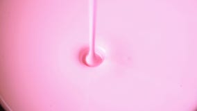 Farine de riz rose de versement sur la casserole pour que le procédé de cuisson fasse la crêpe Farine de riz rose de versement sur la casserole pour que le procédé de cuisson fasse la crêpe