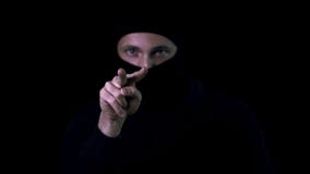 Farlig brottslig visning som håller ögonen på dig gest för skrämmande offer, brott royaltyfria bilder Farlig brottslig visning som håller ögonen på dig gest för skrämmande offer, brott royaltyfria bilder
