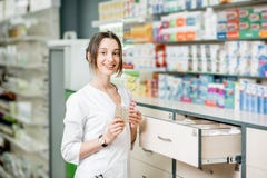 Farmaceuta portret w apteka sklepie obraz royalty free Farmaceuta portret w apteka sklepie obraz royalty free