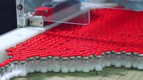 Farmaceutische productie Verpakte medische flessen bij de productie van lijn stock videobeelden Farmaceutische productie Verpakte medische flessen bij de productie van lijn stock videobeelden