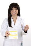 Farmacista con la prescrizione e la medicina fotografia stock libera da diritti Farmacista con la prescrizione e la medicina fotografia stock libera da diritti