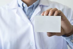 farmacista femminile h della bottiglia della medicina della tenuta del farmacista di sanità fotografia stock libera da diritti farmacista femminile h della bottiglia della medicina della tenuta del farmacista di sanità fotografia stock libera da diritti