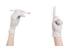 Farmacología y tema médico: la mano del doctor en un guante blanco que sostiene las pinzas con la cápsula roja de la píldora aisl fotografía de archivo Farmacología y tema médico: la mano del doctor en un guante blanco que sostiene las pinzas con la cápsula roja de la píldora aisl fotografía de archivo