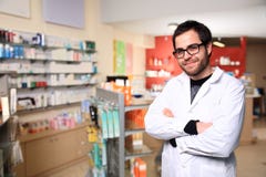 Farmacéutico de sexo masculino joven imagen de archivo Farmacéutico de sexo masculino joven imagen de archivo