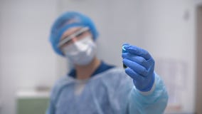 Farmacéutico que mira el líquido en tubo de ensayo almacen de metraje de vídeo Farmacéutico que mira el líquido en tubo de ensayo almacen de metraje de vídeo
