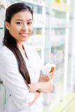 farmacêutico asiático novo que guarda recipientes com medicamentação e sorriso imagem de stock farmacêutico asiático novo que guarda recipientes com medicamentação e sorriso imagem de stock