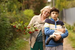 Farmor med sonsonen med viburnum- och kattslut upp fotoet på grön trädgårdbakgrund arkivbilder Farmor med sonsonen med viburnum- och kattslut upp fotoet på grön trädgårdbakgrund arkivbilder