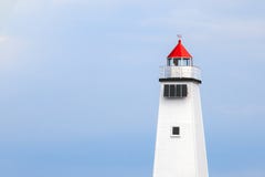 Faro blanco con un tejado rojo contra el cielo imagen de archivo libre de regalías Faro blanco con un tejado rojo contra el cielo imagen de archivo libre de regalías