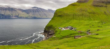 Faro de la isla y de Kallur de Kalsoy, Faroe Island Foto de archivo libre de regalías Faro de la isla y de Kallur de Kalsoy, Faroe Island Foto de archivo libre de regalías