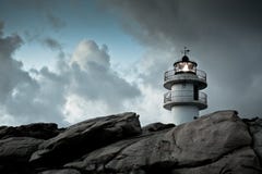 Faro de trabajo en España septentrional en mún tiempo Fotografía de archivo Faro de trabajo en España septentrional en mún tiempo Fotografía de archivo