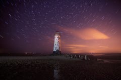 Faro di Talacre alla notte con le tracce della stella immagine stock Faro di Talacre alla notte con le tracce della stella immagine stock