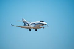 FARO, PORTUGAL - Juny 30, 2017: CHEGADAS do avião dos voos charter do aeroporto internacional de Faro fotos de stock royalty free FARO, PORTUGAL - Juny 30, 2017: CHEGADAS do avião dos voos charter do aeroporto internacional de Faro fotos de stock royalty free