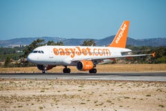 FARO, PORTUGAL - Juny 30, 2017: easyJet Flug-Flugzeugabfahrt von internationalem Flughafen Faros Lizenzfreies Stockbild FARO, PORTUGAL - Juny 30, 2017: easyJet Flug-Flugzeugabfahrt von internationalem Flughafen Faros Lizenzfreies Stockbild