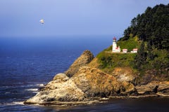 Faro scenico della testa di Heceta che trascura l'oceano Pacifico immagini stock Faro scenico della testa di Heceta che trascura l'oceano Pacifico immagini stock