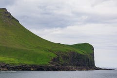 Faroe Island med havet och klippor i sommar royaltyfri foto Faroe Island med havet och klippor i sommar royaltyfri foto