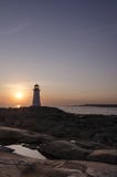 Farol de Nova Scotia com ajuste do sol sobre o oceano fotos de stock royalty free Farol de Nova Scotia com ajuste do sol sobre o oceano fotos de stock royalty free