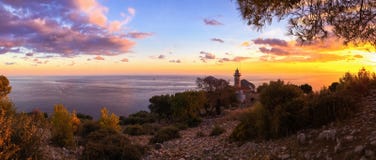 Farol Gelidonya Feneri no por do sol Vista panorâmica Kemer, Turquia Lugar bonito dos turistas Maneira de Lycian Caminhada foto de stock Farol Gelidonya Feneri no por do sol Vista panorâmica Kemer, Turquia Lugar bonito dos turistas Maneira de Lycian Caminhada foto de stock