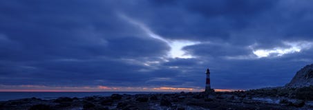 Farol principal Beachy no por do sol na hora azul - panorama costurado processado com HDR - East Sussex, Reino Unido fotos de stock Farol principal Beachy no por do sol na hora azul - panorama costurado processado com HDR - East Sussex, Reino Unido fotos de stock
