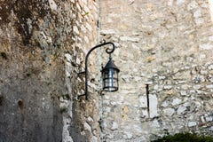 Farola vieja en el pueblo medieval de Eze, Francia imagen de archivo Farola vieja en el pueblo medieval de Eze, Francia imagen de archivo