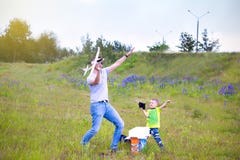 Farsa och son som spelar i flygplanet på en sommardag utomhus arkivbilder Farsa och son som spelar i flygplanet på en sommardag utomhus arkivbilder