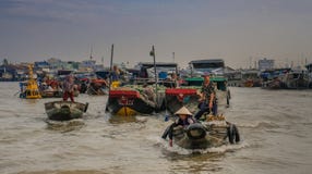 Fartyg i den sväva marknaden av Vietnam royaltyfri fotografi Fartyg i den sväva marknaden av Vietnam royaltyfri fotografi
