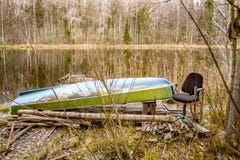 Fartyg och stol på kusten av den lösa sjön arkivfoton Fartyg och stol på kusten av den lösa sjön arkivfoton