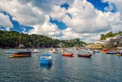 Fartyg och yachter på floden härbärgerar i Fowey, UK arkivbild Fartyg och yachter på floden härbärgerar i Fowey, UK arkivbild