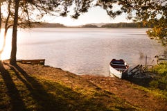 Fartyg på solnedgången i den Lagunas de Montebello nationalparken Chiap arkivbild Fartyg på solnedgången i den Lagunas de Montebello nationalparken Chiap arkivbild