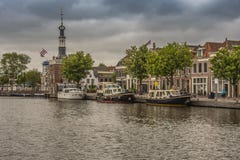 Fartyg som förtöjas i staden av Alkmaar Nederländska Holland royaltyfri fotografi Fartyg som förtöjas i staden av Alkmaar Nederländska Holland royaltyfri fotografi