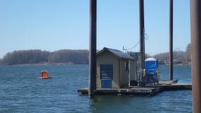 Fartyg som tankar bensinstationen som svävar på vattenskeppsdocka royaltyfria bilder Fartyg som tankar bensinstationen som svävar på vattenskeppsdocka royaltyfria bilder