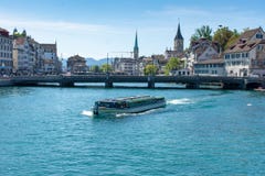 Fartyget korsar floden i i stadens centrum Zurich, Schweiz fotografering för bildbyråer Fartyget korsar floden i i stadens centrum Zurich, Schweiz fotografering för bildbyråer