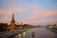 Fartygtur på flodMoskva nära Kreml royaltyfri bild Fartygtur på flodMoskva nära Kreml royaltyfri bild