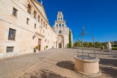 Fasad av kloster och kyrkan av Santa Maria de la Vid arkivfoto Fasad av kloster och kyrkan av Santa Maria de la Vid arkivfoto