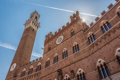 Fasad av Palazzoen Comunale av den Siena och Torre del Mangia backlightingen arkivbild Fasad av Palazzoen Comunale av den Siena och Torre del Mangia backlightingen arkivbild