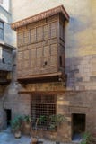 Fasad av Zeinab Khatoun det historiska huset med det oriel för Mamluk erastil fönstret Mashrabiya, Kairo, Egypten royaltyfri fotografi Fasad av Zeinab Khatoun det historiska huset med det oriel för Mamluk erastil fönstret Mashrabiya, Kairo, Egypten royaltyfri fotografi