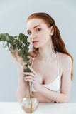 Fasonuje portret dosyć zmysłowy redheaded kobiety mienia eucaliptus obraz stock Fasonuje portret dosyć zmysłowy redheaded kobiety mienia eucaliptus obraz stock